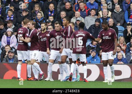 Lawrence Shankland, du Heart of Midlothians, célèbre la marque du premier but de leur équipe lors du match de Cinch Premiership à l'Ibrox, Glasgow. Date de la photo : dimanche 29 octobre 2023. Banque D'Images