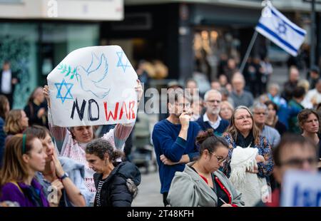 Stuttgart, Allemagne. 29 octobre 2023. No War est écrit sur le signe d'une femme participant à un rassemblement de solidarité pro-israélien sur la place du marché de Stuttgart. Crédit : Christoph Schmidt/dpa/Alamy Live News Banque D'Images