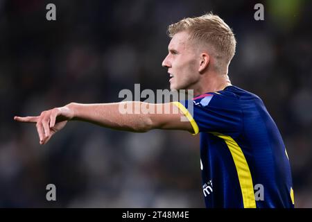 Josh Doig du Hellas Verona FC fait des gestes lors du match de football Serie A entre la Juventus FC et le Hellas Verona FC. Banque D'Images