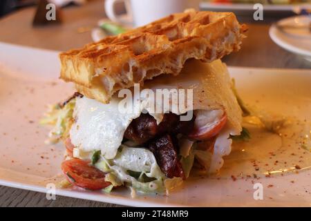 Gaufres bruxelloises et caprese dans un café de Bruges, Belgique Banque D'Images