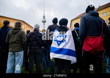 Berlin, Allemagne. 29 octobre 2023. Les participants à un rassemblement pro-israélien se sont rassemblés sur Rosa-Luxemburg-Platz devant le Volksbühne. Crédit : Christoph Soeder/dpa/Alamy Live News Banque D'Images