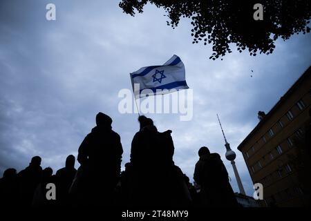 Berlin, Allemagne. 29 octobre 2023. Les participants à un rassemblement pro-israélien se sont rassemblés sur Rosa-Luxemburg-Platz devant le Volksbühne. Crédit : Christoph Soeder/dpa/Alamy Live News Banque D'Images