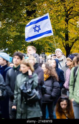 Berlin, Allemagne. 29 octobre 2023. Les participants à un rassemblement pro-israélien se sont rassemblés sur Rosa-Luxemburg-Platz devant le Volksbühne. Crédit : Christoph Soeder/dpa/Alamy Live News Banque D'Images