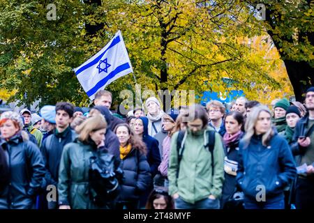 Berlin, Allemagne. 29 octobre 2023. Les participants à un rassemblement pro-israélien se sont rassemblés sur Rosa-Luxemburg-Platz devant le Volksbühne. Crédit : Christoph Soeder/dpa/Alamy Live News Banque D'Images