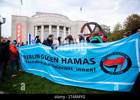Berlin, Allemagne. 29 octobre 2023. Les participants à un rassemblement pro-israélien se sont rassemblés sur Rosa-Luxemburg-Platz devant le Volksbühne. Une banderole indique "Berlin contre le Hamas". Crédit : Christoph Soeder/dpa/Alamy Live News Banque D'Images