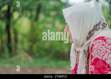 Portrait d'une très vieille femme en plein air. Photo de haute qualité Banque D'Images