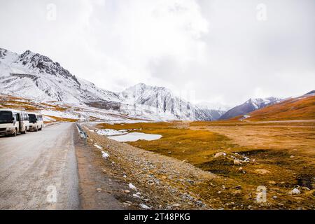 Col de Khunjerab près de la frontière Pakistan-Chine, saison d'automne. Couleurs d'automne jaune et orange et montagnes Karakoram couvertes de neige. Banque D'Images