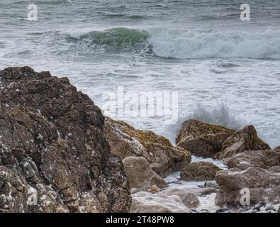 Écume d'eau et de mer sur les roches dolomitiques du parc provincial Arches à Terre-Neuve Banque D'Images