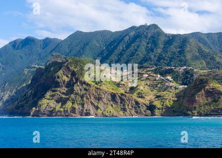 Village côtier de Porto da Cruz dans le coin nord-est de Madère Banque D'Images