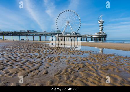 Jetée de Scheveningen vue depuis la plage de sable, la Haye, pays-Bas Banque D'Images