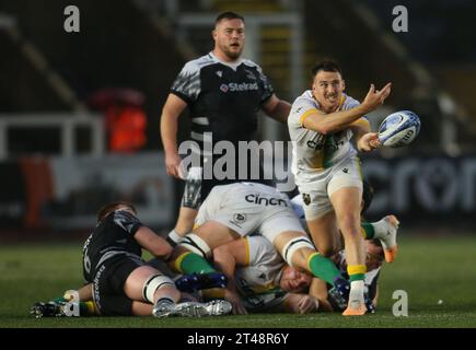 Newcastle, Royaume-Uni. 29 octobre 2023. Tom James de Northampton Saints ; passe le ballon lors du Gallagher Premiership Match entre Newcastle Falcons et Northampton Saints à Kingston Park, Newcastle le le dimanche 29 octobre 2023. (Photo : Michael Driver | MI News) crédit : MI News & Sport / Alamy Live News Banque D'Images