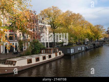 Amsterdam, pays-Bas. 29 octobre 2023. Superbes couleurs automnales sur les canaux d'Amsterdam. Grachten, arbres, automne, herfst, Brouwersgracht crédit : Imago/Alamy Live News Banque D'Images