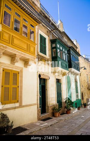 Balcons fermés et typiques maltais avec le nom gallarija Banque D'Images