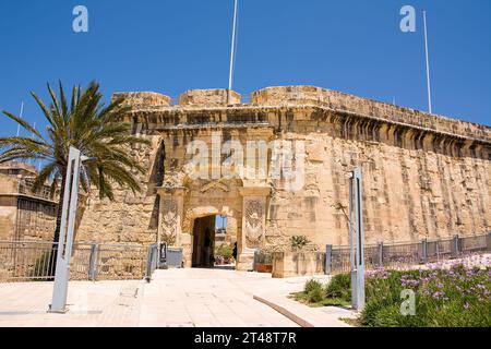 Vittoriosa, Malte - 17 juin 2023 : entrée de la contre-garde couvre porte où se trouve le musée de la guerre dans la ville de Vittoriosa, Malte Banque D'Images