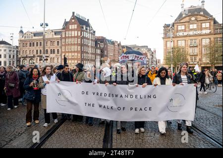 Amsterdam, pays-Bas. 29 octobre 2023. Avec une absence notable de drapeaux nationaux ou d'autres articles orientés pays, des milliers de personnes marchent en silence à travers le centre d'Amsterdam pour manifester pour la paix. Alors que la guerre se poursuit entre l'Ukraine et la Russie et entre Israël et la Palestine, la marche appelle à la fin de toutes les hostilités. Peace, vredesmars, demontratie, manifestatie, Credit : Imago/Alamy Live News Banque D'Images