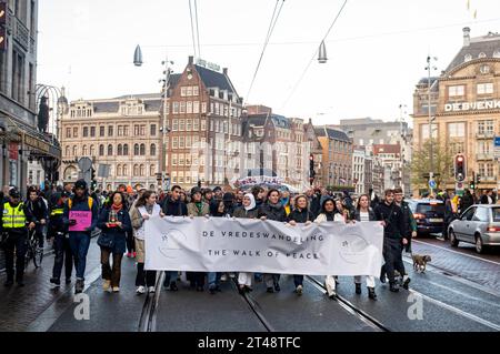 Amsterdam, pays-Bas. 29 octobre 2023. Avec une absence notable de drapeaux nationaux ou d'autres articles orientés pays, des milliers de personnes marchent en silence à travers le centre d'Amsterdam pour manifester pour la paix. Alors que la guerre se poursuit entre l'Ukraine et la Russie et entre Israël et la Palestine, la marche appelle à la fin de toutes les hostilités. Peace, vredesmars, demontratie, manifestatie, Credit : Imago/Alamy Live News Banque D'Images