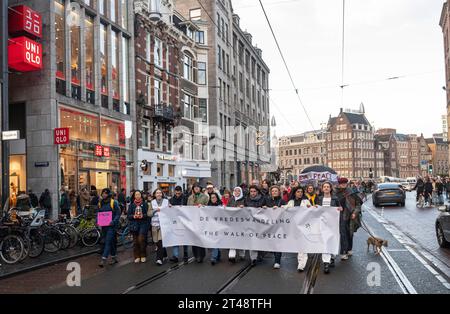 Amsterdam, pays-Bas. 29 octobre 2023. Avec une absence notable de drapeaux nationaux ou d'autres articles orientés pays, des milliers de personnes marchent en silence à travers le centre d'Amsterdam pour manifester pour la paix. Alors que la guerre se poursuit entre l'Ukraine et la Russie et entre Israël et la Palestine, la marche appelle à la fin de toutes les hostilités. Peace, vredesmars, demontratie, manifestatie, Credit : Imago/Alamy Live News Banque D'Images