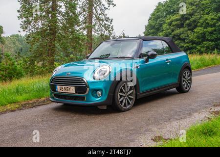 2016 Cooper Start/Stop Turquoise car Cabriolet essence 1499 cc ; arrivée au salon des voitures anciennes et classiques Holker Hall, Royaume-Uni Banque D'Images