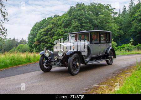 ROLLS-ROYCE PHANTOM I Saloon des années 1929 20 ; berline Rolls Royce d'avant-guerre restaurée grise, moteur six cylindres en ligne de 7 668 cm3 ; arrivée au salon de voitures anciennes et classiques Holker Hall, Royaume-Uni Banque D'Images