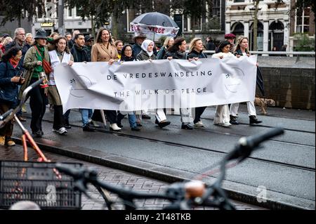 Amsterdam, pays-Bas. 29 octobre 2023. Avec une absence notable de drapeaux nationaux ou d'autres articles orientés pays, des milliers de personnes marchent en silence à travers le centre d'Amsterdam pour manifester pour la paix. Alors que la guerre se poursuit entre l'Ukraine et la Russie et entre Israël et la Palestine, la marche appelle à la fin de toutes les hostilités. Peace, vredesmars, demontratie, manifestatie, Credit : Imago/Alamy Live News Banque D'Images