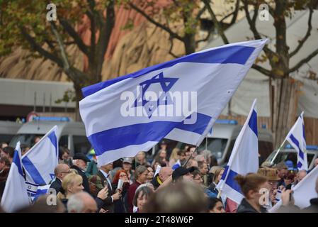 29.10.2023 Israel Demo Pro Israelische Kundgebung auf dem Stuttgarter Marktplatz. Etwa 1500 Menschen nahmen teil, unter den Rednern waren Bundesminister CEM Özdemir, Rabbiner Jahuda Puschkin und Antisemitismusbeauftragter Michael Blume. Stuttgart Marktplatz Baden Württemberg Deutschland *** 29 10 2023 Israël Demo Pro-Israël rassemblement sur le marché de Stuttgart environ 1500 personnes ont assisté, parmi les orateurs étaient le ministre fédéral CEM Özdemir, le rabbin Yahuda Pouchkine et le commissaire antisémite Michael Blume Stuttgart marché Baden Württemberg Allemagne Banque D'Images