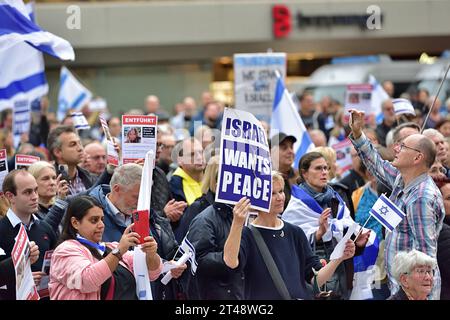 29.10.2023 Israel Demo Pro Israelische Kundgebung auf dem Stuttgarter Marktplatz. Etwa 1500 Menschen nahmen teil, unter den Rednern waren Bundesminister CEM Özdemir, Rabbiner Jahuda Puschkin und Antisemitismusbeauftragter Michael Blume. Stuttgart Marktplatz Baden Württemberg Deutschland *** 29 10 2023 Israël Demo Pro-Israël rassemblement sur le marché de Stuttgart environ 1500 personnes ont assisté, parmi les orateurs étaient le ministre fédéral CEM Özdemir, le rabbin Yahuda Pouchkine et le commissaire antisémite Michael Blume Stuttgart marché Baden Württemberg Allemagne Banque D'Images