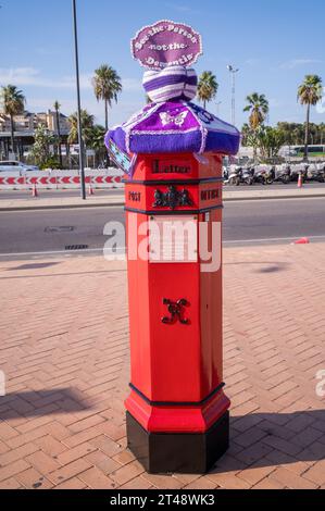 Replica Queen Victoria Penfold boîte aux lettres dédiée à Kaiane Aldorino, gagnante Miss monde en 2009, et située à l'extérieur de l'aéroport de Gibraltar par la frontière Banque D'Images