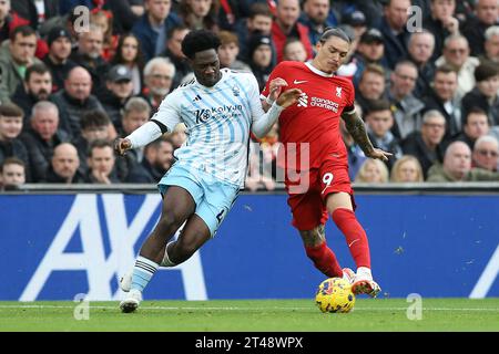 Liverpool, Royaume-Uni. 29 octobre 2023. Ola Aina de Nottingham Forest (l) et Darwin Nunez de Liverpool se battent pour le ballon. Match de Premier League, Liverpool contre Nottingham Forest à Anfield à Liverpool le dimanche 29 octobre 2023. Cette image ne peut être utilisée qu'à des fins éditoriales. Usage éditorial uniquement, photo de Chris Stading/Andrew Orchard photographie sportive/Alamy Live News crédit : Andrew Orchard photographie sportive/Alamy Live News Banque D'Images