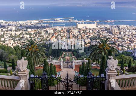 Les jardins Bahai et le sanctuaire du Bab sur la ville israélienne de Haïfa, le port naval, le centre-ville et la mer Méditerranée. Les jardins Bahai et le sanctuaire de t Banque D'Images