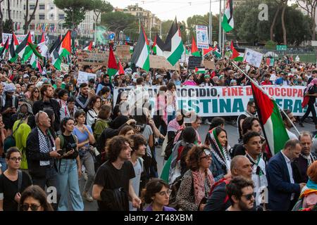 28 octobre 2023 - Rome, Italie : des milliers de personnes défilent à Rome pour réclamer la paix en Palestine. © Andrea Sabbadini Banque D'Images