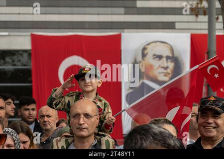 Fatih, Turquie. 29 octobre 2023. Les citoyens regardent la Turquie célébrer son 100e anniversaire avec des défilés militaires et des saluts. L'occupation alliée de la Turquie après la première Guerre mondiale s'est terminée le 4 octobre 1923, avec le retrait des dernières troupes alliées d'Istanbul. La République turque a été officiellement proclamée le 29 octobre 1923 à Ankara, la nouvelle capitale du pays. (Image de crédit : © Mert Nazim Egin/ZUMA Press Wire) USAGE ÉDITORIAL SEULEMENT! Non destiné à UN USAGE commercial ! Banque D'Images