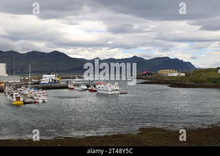 Vue sur le port de la petite ville de Djupivogur, Islande Banque D'Images