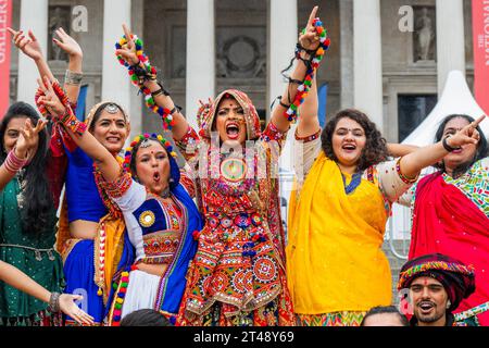 Londres, Royaume-Uni. 29 octobre 2023. Chittal Vyas et ses Dancebeats sous la pluie au départ - Diwali à Londres, le Festival annuel de la lumière à Trafalgar Square. Soutenu par le maire de Londres et les organisations culturelles concernées. Crédit : Guy Bell/Alamy Live News Banque D'Images