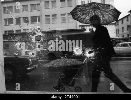 Der Umzug der Kommunisten aus ihrem exil in der DDR 1969 DEU, Deutschland, Düsseldorf: der Umzug der Kommunisten aus ihrem exil in der DDR 1969 verlief nicht ohne Probleme, ermöglicht durch die Entspannungspolitik der Regierung Willy Brandt, kam die Führung der KPD 1969 nach Bonn, UM eine neue Partei zu gründen. Juristisch wurde aus der KPD die DKP. Bottrop. Anschlag auf Geschäftsstelle der DKP 1969 DEU, Allemagne, Düsseldorf : les communistes quittent leur exil en RDA en 1969 n'ont pas été sans problèmes. Rendu possible par la politique de dÃ tente du gouvernement Willy Brandt, la direction de Th Banque D'Images