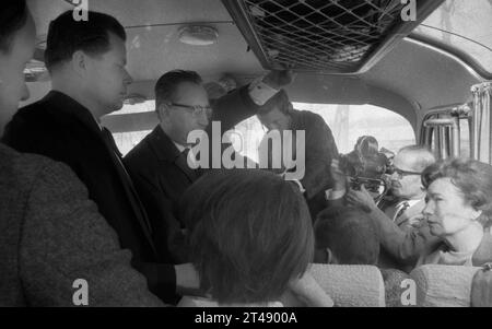 Der Umzug der Kommunisten aus ihrem exil in der DDR 1969 DEU, Deutschland, Düsseldorf: der Umzug der Kommunisten aus ihrem exil in der DDR 1969 verlief nicht ohne Probleme, ermöglicht durch die Entspannungspolitik der Regierung Willy Brandt, kam die Führung der KPD 1969 nach Bonn, UM eine neue Partei zu gründen. Juristisch wurde aus der KPD die DKP. Bonn.Pressevorstellung in einem bus 1969 DEU, Allemagne, Düsseldorf : les communistes quittent leur exil en RDA en 1969 n'a pas été sans problèmes. Rendu possible par la politique de dÃ tente du gouvernement Willy Brandt, la direction du KPD est arrivée Banque D'Images