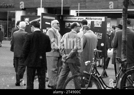 Der Umzug der Kommunisten aus ihrem exil in der DDR 1969 DEU, Deutschland, Düsseldorf: der Umzug der Kommunisten aus ihrem exil in der DDR 1969 verlief nicht ohne Probleme, ermöglicht durch die Entspannungspolitik der Regierung Willy Brandt, kam die Führung der KPD 1969 nach Bonn, UM eine neue Partei zu gründen. Juristisch wurde aus der KPD die DKP. Düsseldorf. Straßenwerbung ca. 1969 DEU, Allemagne, Düsseldorf : les communistes quittent leur exil en RDA en 1969 n'ont pas été sans problèmes. Rendu possible par la politique de dÃ tente du gouvernement Willy Brandt, la direction du KPD est venue à B. Banque D'Images