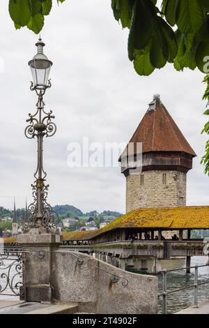 Célèbre Pont de la Chapelle traversant la rivière Reuss dans le centre historique de Lucerne en Suisse Banque D'Images