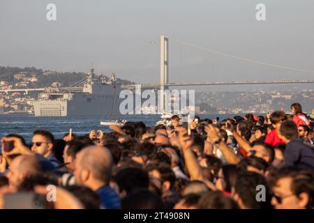 Istanbul, Turkiye. 29 octobre 2023 : à l'occasion du 100e anniversaire de la République, la marine turque a organisé le plus grand défilé officiel de l'histoire turque avec 100 navires dans le Bosphore, Istanbul, Turquie le 29 octobre 2023. Dans le défilé appelé ''100 navires de la 100e année'', TCG Anadolu, TCG Nusret, ainsi que 11 frégates, 10 sous-marins, 4 corvettes, 4 patrouilleurs, 17 bateaux d'assaut, 8 navires de chasse aux mines, 5 navires de carburant, 6 navires de débarquement amphibies. 10 navires de débarquement de chars, 18 navires de classe auxiliaire et 4 bateaux d'attaque y ont participé. Crédit : ZUMA Press, Inc./Alamy Live News Banque D'Images