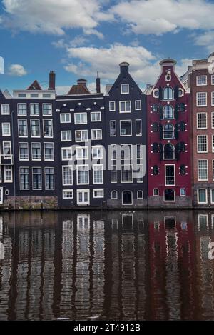 Les maisons emblématiques du canal Damrak à Amsterdam Banque D'Images