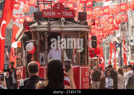 Istanbul, Turquie. 29 octobre 2023 les foules affluent entre les nombreux drapeaux de la rue Istiklal, Istanbul, pour célébrer le 100e anniversaire du foundi Banque D'Images