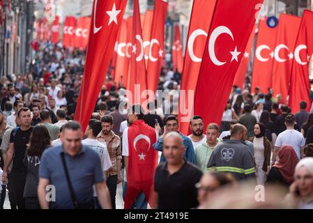 Istanbul, Turquie. 29 octobre 2023 les foules affluent entre les nombreux drapeaux de la rue Istiklal, Istanbul, pour célébrer le 100e anniversaire du foundi Banque D'Images