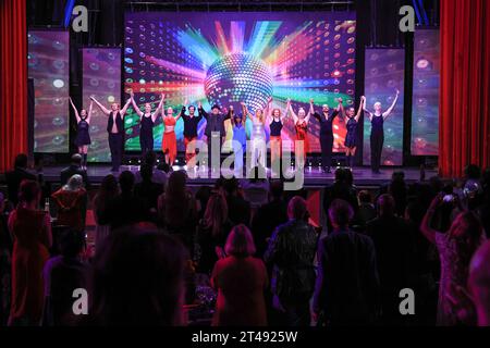 Hollywood, Californie, États-Unis. 22 octobre 2023. La finale du gala de collecte de fonds et performance Lucky 13 Season du Luminario Ballet - ZARATHUSTRA! À l'Avalon Hollywood à Hollywood, en Californie. Le Luminario Ballet de Los Angeles est une compagnie primée de ballet de danse aérienne qui reflète le dynamisme, la diversité et la pertinence mondiale de la danse de Californie du Sud. Crédit : Sheri Determan Banque D'Images