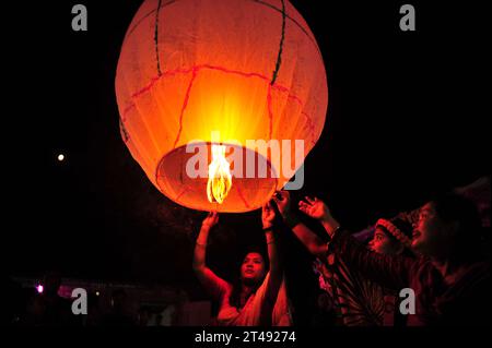 Non exclusive : 28 octobre 2023 Sylhet, Bangladesh : les fidèles religieux bouddhistes allument des lanternes de feu pour célébrer chaque année Prabarana Purnima 2023 Banque D'Images