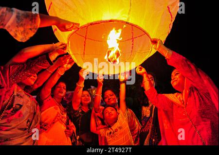 Non exclusive : 28 octobre 2023 Sylhet, Bangladesh : les fidèles religieux bouddhistes allument des lanternes de feu pour célébrer chaque année Prabarana Purnima 2023 Banque D'Images