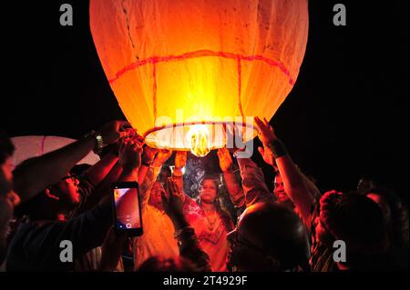 Non exclusive : 28 octobre 2023 Sylhet, Bangladesh : les fidèles religieux bouddhistes allument des lanternes de feu pour célébrer chaque année Prabarana Purnima 2023 Banque D'Images