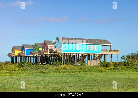 Nouvelles maisons de plage à Port Bolivar sur pilotis en bois pour se protéger contre les inondations, Texas, USA Banque D'Images