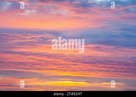 Ciel coloré au lever du soleil, avec des nuages colorés. Banque D'Images