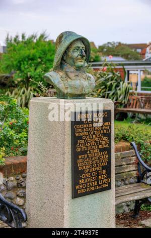 Célèbre et courageux bateau de sauvetage RNLI Coxswain Henry Blogg mémorial «l'un des hommes les plus courageux qui ont jamais vécu» à Cromer, Norfolk, Angleterre, Royaume-Uni Banque D'Images