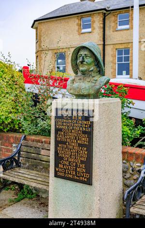 Célèbre et courageux bateau de sauvetage RNLI Coxswain Henry Blogg mémorial «l'un des hommes les plus courageux qui ont jamais vécu» à Cromer, Norfolk, Angleterre, Royaume-Uni Banque D'Images