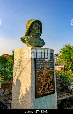 Célèbre et courageux bateau de sauvetage RNLI Coxswain Henry Blogg mémorial «l'un des hommes les plus courageux qui ont jamais vécu» à Cromer, Norfolk, Angleterre, Royaume-Uni Banque D'Images